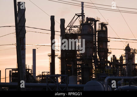 Öl und Gas Raffinerie bei Sonnenuntergang Stockfoto