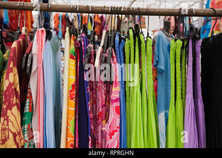 Baumwolle Kleider der Frauen zum Verkauf auf einem Wäscheständer an einer im Markt Stockfoto