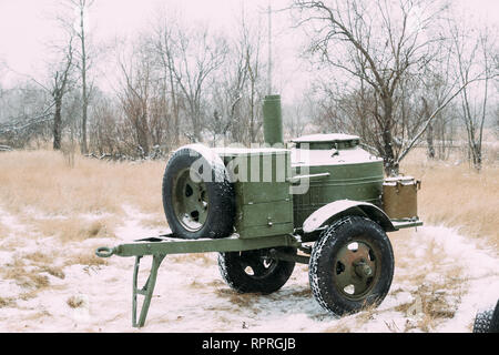 Russisch-sowjetischen Weltkrieg II-Küche im Winter Wald. WWII Ausrüstung der Roten Armee. Mobile Küche, mobilen Kantinen oder Essen Lkw Stockfoto