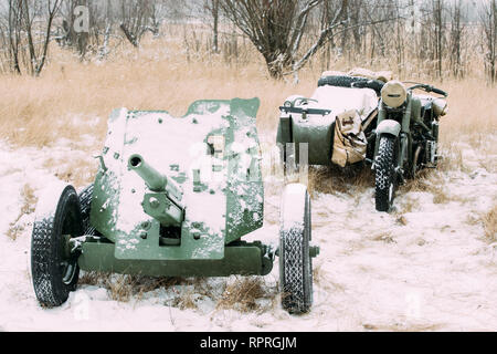 Russisch-Sowjetischen 45mm Anti-tank Gun und Alten Tricar, Three-Wheeled Motorrad. Wichtigste Anti-tank Weapon Artillerie Einheiten der Roten Armee im Zweiten Weltkrieg WW II. Stockfoto