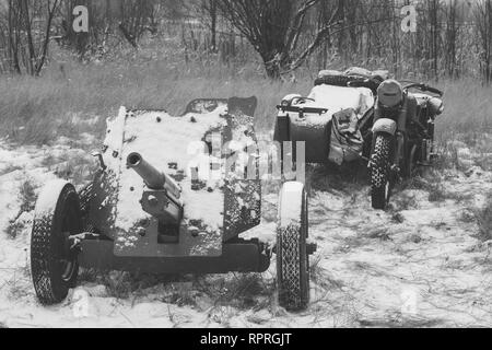 Russisch-Sowjetischen 45mm Anti-tank Gun und Alten Tricar, Three-Wheeled Motorrad. Wichtigste Anti-tank Weapon Artillerie Einheiten der Roten Armee im Zweiten Weltkrieg WW II. Stockfoto