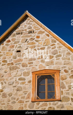 Blick auf die Seitenwand auf 2006 eine Replik eines alten 1700s Canadiana Landhausstil fieldstone Wohnhaus Stockfoto