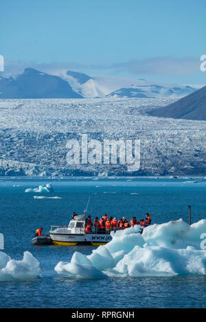 Bootsfahrt zu den Eisbergen der Gletscherlagune Jokulsarlon, unter Breidamerkurjokull Gletscher. Vatnajökull National Park, Sudhurland, Island. Stockfoto