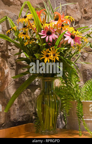 Nahaufnahme eines Glas Vase mit Blumen auf einer Kommode in der Küche eines alten ca. Canadiana Landhausstil 1733 fieldstone Home Stockfoto