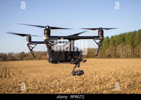 Drone quadcopter mit fliegenden oben crop Durchführung Umfrage Stockfoto