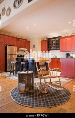 Bunte Holzschränke im Shaker Stil und nuancierte Granit Arbeitsplatten