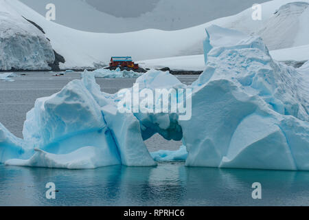 Gewölbte Eisberg im Paradies Hafen, Antarktische Halbinsel Stockfoto