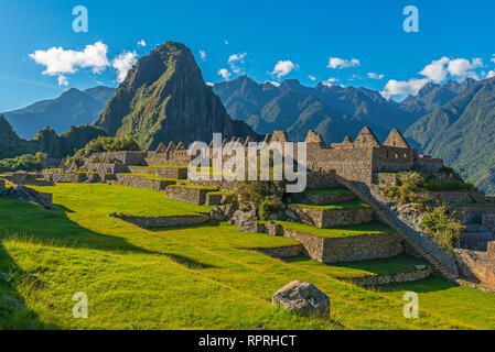 Der Hauptplatz des Machu Picchu mit dem Huayna Picchu Peak im Hintergrund in der Nähe von Cusco, Peru ruinieren. Stockfoto