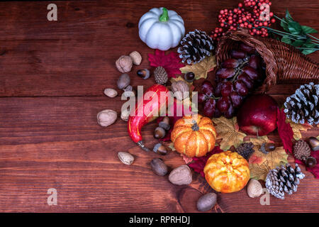 Thanksgiving Einrichtung mit Milchglas Tannenzapfen, Sonnenblumen, Eicheln, Kürbisse, Trauben, Apple, Squash, Guard, Beeren und Ahornblätter Stockfoto