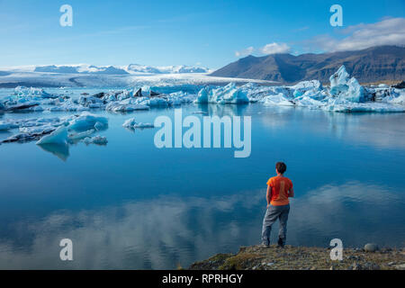 Person am Ufer des Gletscherlagune Jokulsarlon, unter dem Gletscher Vatnajökull. Vatnajökull National Park, Sudhurland, South East Island. Stockfoto