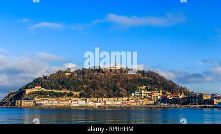 Landschaft Blick auf die Altstadt und den Berg Urgull in San Sebastian, Spanien Stockfoto