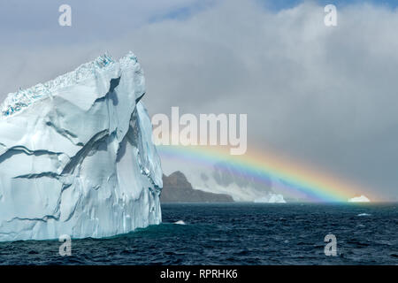 Rainbow und Iceberg auf Elephant Island Stockfoto