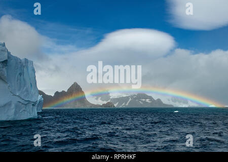 Rainbow und Iceberg auf Elephant Island Stockfoto