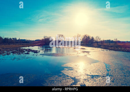 Frühling Landschaft. Luftaufnahme des Flusses mit Resten von Eis. Das Eis ist abgestürzt Stockfoto