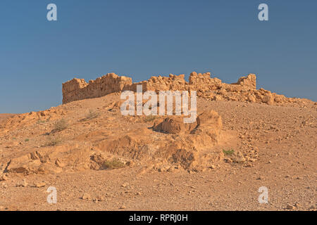 Isolierte Ruinen auf einem Mesa in Masada National Park in Israel. Stockfoto