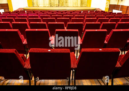 Theater Interieur. Gelbe Vorhang. Rote Sitze im Theater. Vintage classic Szene. Art Performance. Konzept für bildende Kunst zwei Etagen mit lodg Stockfoto