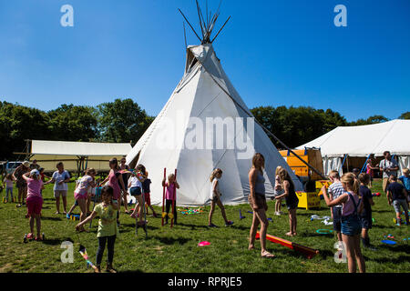 Spiel und Spaß im Circus Schule im Tipi an Wowo der Campingplatz, Sussex, UK Stockfoto