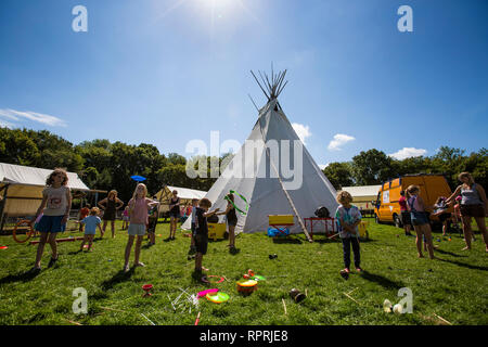 Spiel und Spaß im Circus Schule im Tipi an Wowo der Campingplatz, Sussex, UK Stockfoto