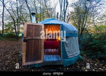 Traditionelle Jurte im Wald, Glamping im Herbst/Winter Stockfoto