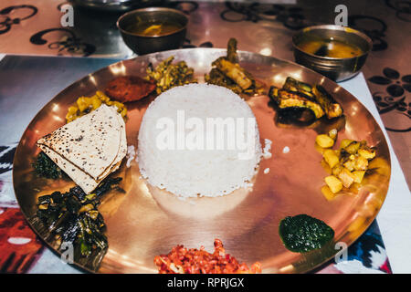 Bengali Vegetarische traditionelles Thali. Seitenansicht Stockfoto