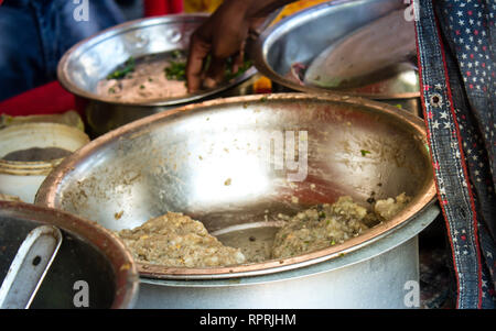 Golgappa Panipuri, Mischung. Eine Straße snack von Kolkata Es besteht aus einem rund, hohl Puri, gebratene gestochen scharf und mit einer Mischung aus aromatisiertes Wasser gefüllt (p Stockfoto