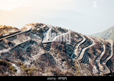 Gelände der unteren Himalaya in Ost Sikkim, Zuluk oder Dzuluk, von thambi View Point. Kurvenreiche Straße mit 32 Haarnadelkurven. Historische Seidenstraße aus Stockfoto