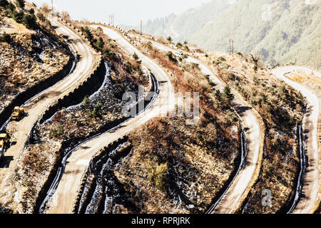 Zuluk hilltop der Ausgangspunkt der Seidenstraße. Die Straße macht 32 Haarnadelkurven. Auf unwegsamen Gelände des unteren Himalaya in Sikkim liegt. Historische Seide R Stockfoto