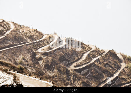 Die historische Seidenstraße mit 32 Haarnadelkurven, eine kurvenreiche Straße von Tibet nach Indien. In einer Höhe von rund 10.100 Füße auf das schroffe Gelände von entfernt Stockfoto