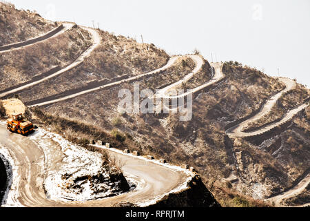 Zuluk hilltop der Ausgangspunkt der Seidenstraße. Die Straße durch Zuluk macht fast 32 Haarnadelkurven Lungthung zu erreichen. In einer Höhe von 10.100 entfernt Stockfoto