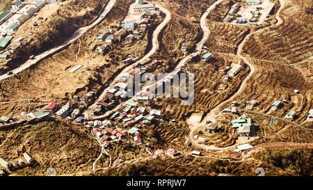 Die historische Seidenstraße mit 32 Haarnadelkurven, eine kurvenreiche Straße von Tibet nach Indien. In einer Höhe von rund 10.100 Füße auf das schroffe Gelände von entfernt Stockfoto
