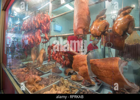 Gekochtes Hühner, Enten, Schweine und andere Fleischsorten im vorderen Fenster von einem Shop in Cabramatta, Sydney, Australien hängen Stockfoto