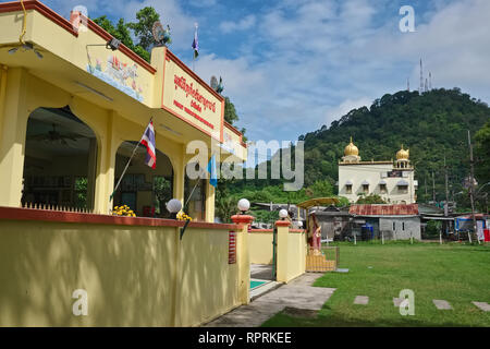 Links: Thendayudapani Tempel, ein Tamil Hindu Tempel in der Stadt Phuket, Phuket, Thailand; im Hintergrund rechts: Gurdwara Siri Singh Sabha oder Wat, einem Sikh Tempel Stockfoto