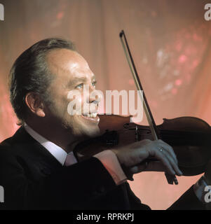 HELMUT ZACHARIAS - der ZAUBERGEIGER MIT DEM SWINGENDEN SOUND IST MIT 82 JAHREN GESTORBEN. Er galt als bester deutscher Jazz-Geiger Deutschlands und wurde auch international gefeiert. Mit-Liedern und Evergreens begeisterte er sein Publikum. "Wenn der weiße Flieder wieder blüht" - seine Erfolgsmelodie wird unvergessen bleiben. Aufnahme: 60er Jahre Stockfoto