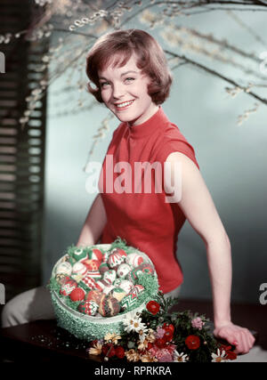 ROMY SCHNEIDER, Porträt, Studioaufnahme mit Ostereiern, ca. 1958 Stockfoto