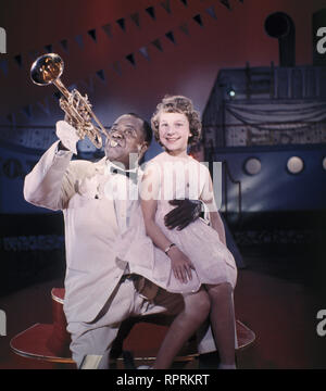 LA PALOMA BRD 1959 Paul Martin Louis Armstrong und Gabriele Kinderstar Gabrielle und Louis Armstrong singen im Duett: Onkel Satchmo's Lullaby. Hier eine Szene aus dem deutschen Musikfilm: La Paloma, 1959. Stockfoto