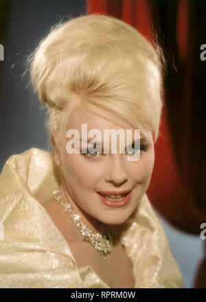 AUF WIEDERSEHEN BRD 1961 Harald Philipp Elke Sommer als Suzy Dalton in der Filmkomödie: 'Auf Wiedersehen', Studioaufnahmne, 1961. Stockfoto