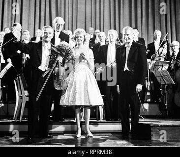 SABINE UND STERBEN 100 MÄNNER D 1960 Wilhelm Thiele Bild: Yehudi Menuhin, SABINE SINJEN, Dieter Borsche und Orchester, in 'Sabine und sterben 100 Männer', 1960. Stockfoto