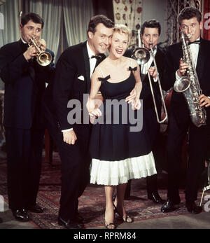 WEHE, WENN SIE LOSGELASSEN BRD 1958 Geza von Cziffra Peter Holunder (PETER ALEXANDER), Dagmar Thomas (BIBI JOHNS) und Jazzmusiker. Stockfoto