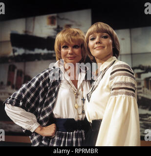 DER GROSSE PREIS sterben Assistetinnen: MARIANNE PRILL und BEATE HOPF, 1974 Stockfoto