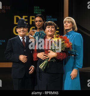 DER GROSSE PREIS Glückspostbote WALTER SPARBIER (SPAHRBIER, Assistentin JANITA KÜHNL, Kandidatin und Siegerin CAROLA SCHMIDT, Assistentin BEATE HOPF, Sendung vom 20.8.1981 Stockfoto