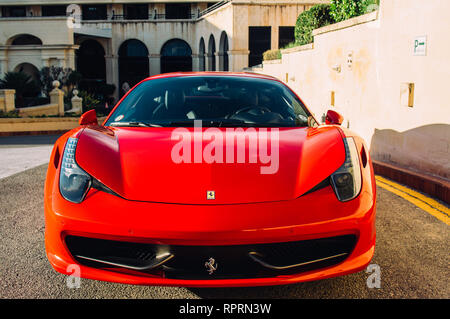 Ferrari Zeige 8 Oktober 2016 in Valletta, Malta, in der Nähe von Grand Hotel Excelsior. Vorderansicht des roten Ferrari 458 Spider Stockfoto