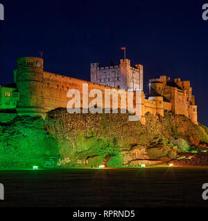 Bamburgh Castle bei Nacht, Bamburgh, Northumberland, England, Vereinigtes Königreich Stockfoto