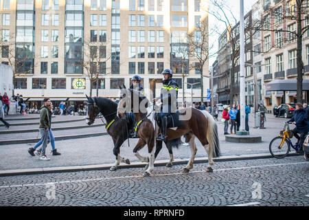 AMSTERDAM, NIEDERLANDE, 15. Februar 2019: Pferd Polizei auf den Straßen von Amsterdam, Niederlande montiert. Stockfoto