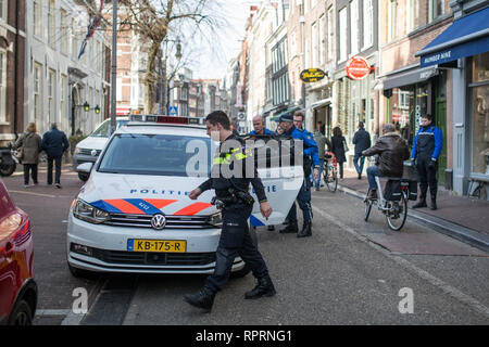 AMSTERDAM, NIEDERLANDE, 16. Februar 2019: Polizei auf den Straßen von Amsterdam, Niederlande. Stockfoto