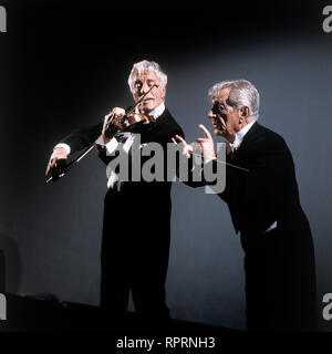 SONNY BOYS/D 1982/Rolf von Sydow/JOHANNES HEESTERS (Al Lewis), CARL HEINZ SCHROTH (Willie Clark) Al und Willie in Skizze als Geiger und Dirigent. Kpa/Grimm 29409 Stockfoto