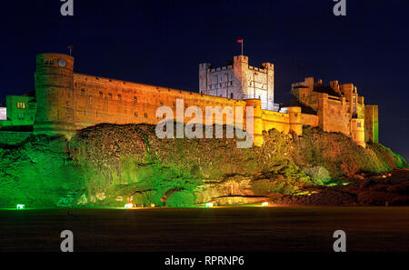 Bamburgh Castle bei Nacht, Bamburgh, Northumberland, England, Vereinigtes Königreich Stockfoto