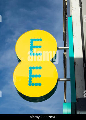 BT-Handy Firma EE signage außerhalb einer seiner Filialen in Putney, London, UK Stockfoto