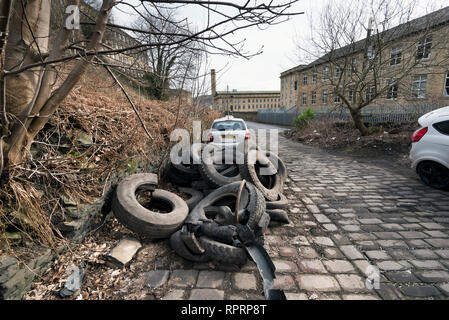 Illegale Schuttplatz bei Dean Clough, Halifax, West Yorkshire, UK Stockfoto