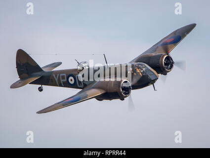 Ein Bristol Blenheim Mk1 Fliegen über dem Himmel von Duxford in England Stockfoto