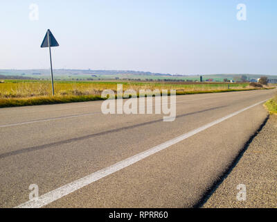 Einsame Straße in der Viterbo Landschaft, in Mittelitalien, auf einem sonnigen Februartag Stockfoto